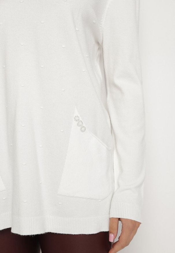 Born2be - Biały Sweter o Klasycznym Fasonie z Ozdobnymi Guzikami Marivra. Kolor: biały. Materiał: jeans. Styl: klasyczny