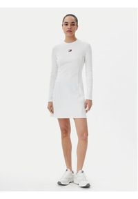 Tommy Jeans Sukienka codzienna Badge DW0DW20666 Biały Slim Fit. Okazja: na co dzień. Kolor: biały. Materiał: bawełna. Typ sukienki: proste. Styl: casual #4
