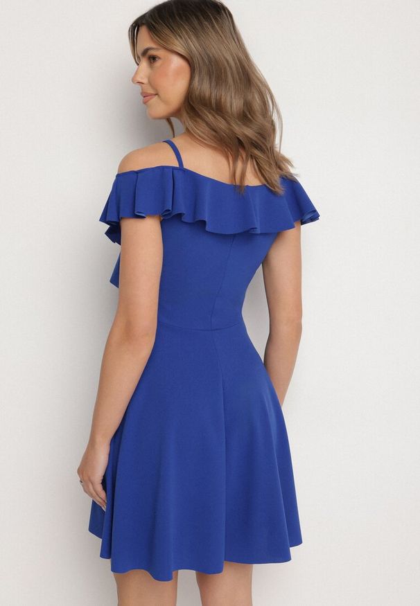 Born2be - Niebieska Sukienka Rozkloszowana na Ramiączkach z Falbankami Polauri. Okazja: na co dzień. Typ kołnierza: kołnierz z falbankami. Kolor: niebieski. Długość rękawa: na ramiączkach. Styl: klasyczny, casual, elegancki