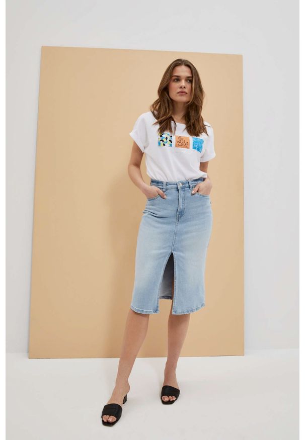 MOODO - Jeansowa spódnica z rozcięciem z przodu niebieska. Kolor: niebieski. Materiał: jeans