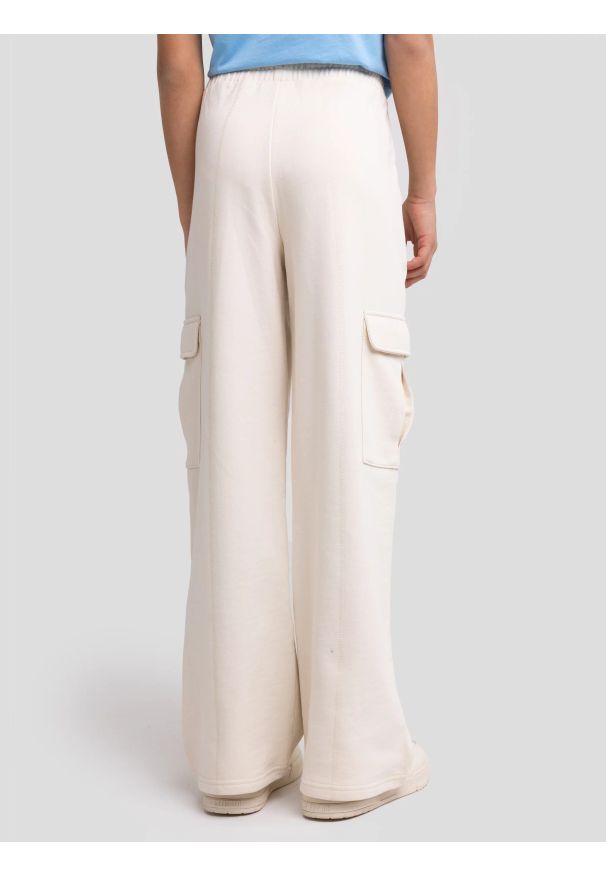 Big-Star - Spodnie dziewczęce dresowe cargo kremowe Naomap 103. Okazja: na uczelnię, na co dzień, na spacer. Kolor: biały. Materiał: dresówka. Wzór: haft. Styl: casual, młodzieżowy