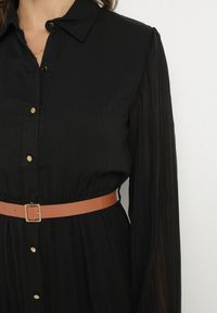 Born2be - Czarna Plisowana Sukienka o Koszulowym Kroju z Dodatkowym Paskiem Mialessa. Okazja: na co dzień. Kolor: czarny. Materiał: materiał. Typ sukienki: koszulowe. Styl: klasyczny, casual, elegancki #3