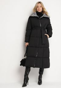 Born2be - Czarno-Szara Pikowana Kurtka o Długim Kroju z Kołnierzem w Panterkę i Wiązanym Paskiem Silfezi. Okazja: na co dzień. Kolor: czarny. Materiał: jeans. Długość rękawa: długi rękaw. Długość: długie. Wzór: motyw zwierzęcy. Styl: casual, elegancki #3