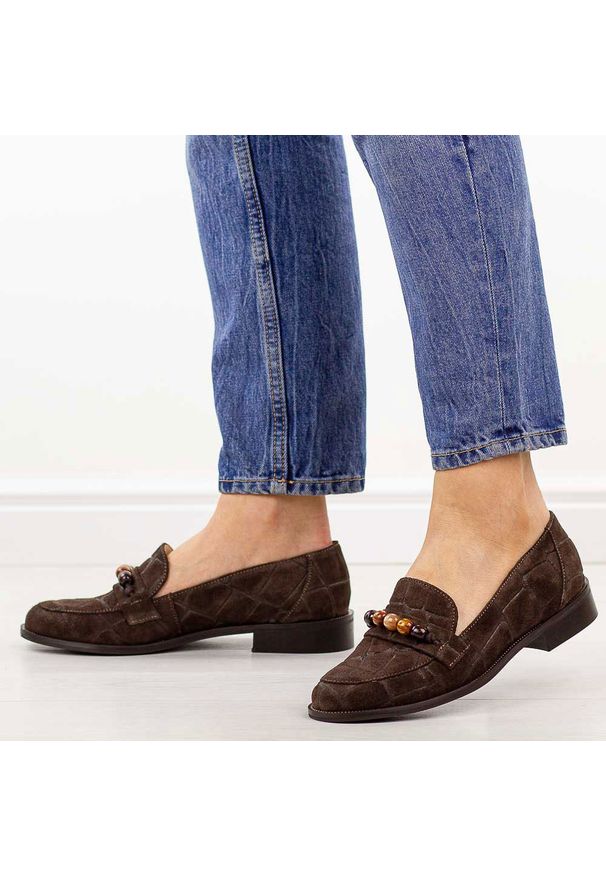 DEONI - Czekoladowe skórzane Polskie mokasyny damskie Deoni D041. Okazja: na co dzień. Nosek buta: okrągły. Kolor: brązowy. Szerokość cholewki: normalna. Wzór: kolorowy. Materiał: skóra. Sezon: wiosna, jesień, lato. Obcas: na obcasie. Styl: casual, elegancki, klasyczny. Wysokość obcasa: niski
