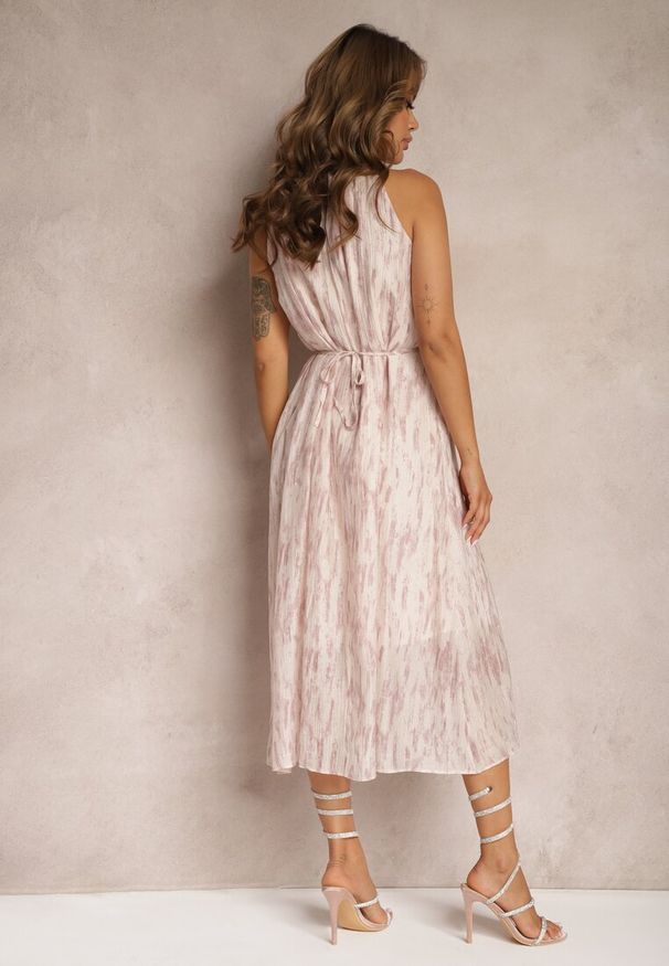 Renee - Jasnoróżowa Rozkloszowana Sukienka Wieczorowa z Dekoltem Halter i Broszką w Kształcie Kwiatu Previiana. Typ kołnierza: dekolt halter. Kolor: różowy. Wzór: kwiaty. Styl: wizytowy. Długość: maxi