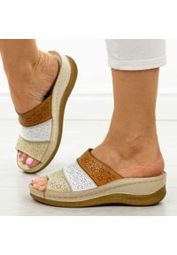 Beżowe skórzane klapki damskie na koturnie T.Sokolski 172. Okazja: na plażę, na co dzień, do pracy. Kolor: beżowy. Materiał: skóra. Sezon: wiosna, lato. Obcas: na koturnie. Styl: casual, elegancki, klasyczny, wakacyjny #1