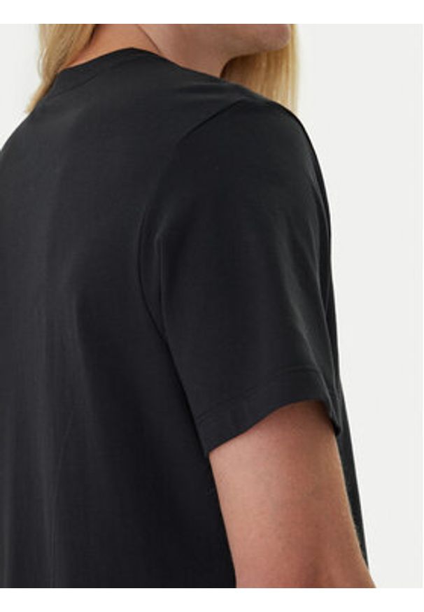 Calvin Klein T-Shirt LV04RD822G Czarny Regular Fit. Kolor: czarny. Materiał: bawełna