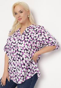 Born2be - Fioletowo-Biała Bluzka z Trójkątnym Dekoltem w Fantazyjny Print Anola. Okazja: na co dzień, do pracy. Kolor: fioletowy. Wzór: nadruk. Styl: casual #4