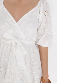 Born2be - Biała Sukienka Daphlenia. Okazja: na co dzień. Kolor: biały. Materiał: bawełna. Wzór: aplikacja. Styl: klasyczny, casual #5