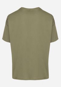 Born2be - Ciemnozielona Koszulka T-shirt z Bawełny Fodarella. Okazja: na co dzień. Kolor: brązowy. Materiał: bawełna. Wzór: aplikacja. Styl: klasyczny, casual, elegancki #4