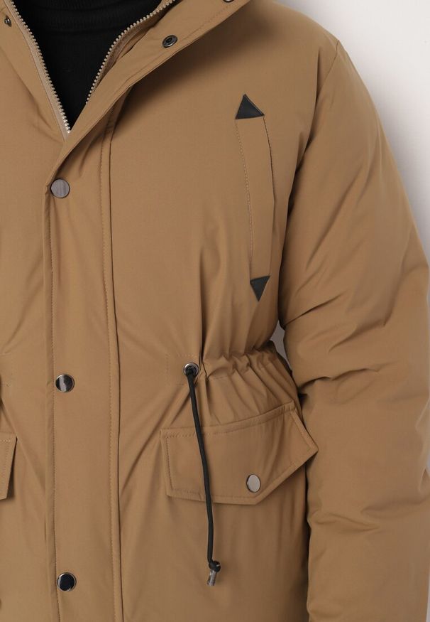 Born2be - Ciemnobeżowa Kurtka Parka z Odpinanym Kapturem i Polarowym Ociepleniem Rinavia. Okazja: na co dzień. Kolor: beżowy. Materiał: polar. Długość rękawa: długi rękaw. Długość: długie. Styl: elegancki, casual