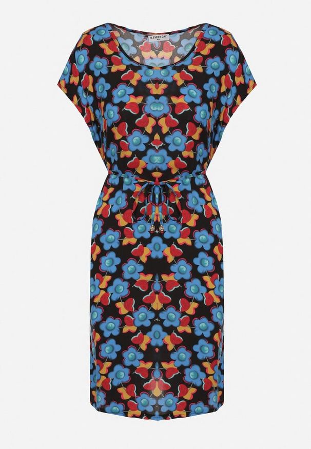 Born2be - Czarno-Niebieska Pudełkowa Sukienka z Wiskozy Wiązana Sznurkiem w Talii Tiamadine. Okazja: na co dzień, na spotkanie biznesowe, na randkę. Kolor: czarny. Materiał: wiskoza. Długość rękawa: krótki rękaw. Wzór: kwiaty. Styl: klasyczny, casual, biznesowy