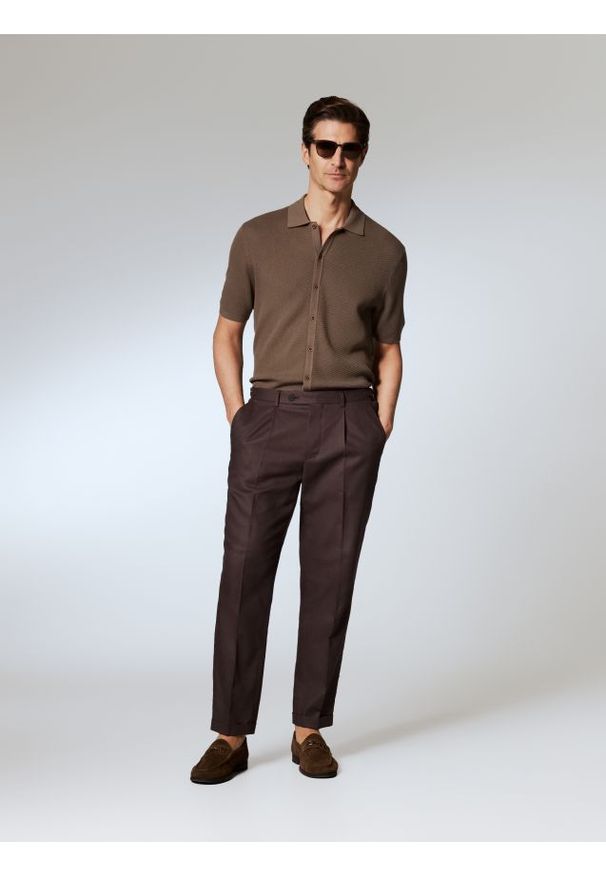 Reserved - Spodnie chino slim z lnem - ciemnobrązowy. Kolor: brązowy. Materiał: len