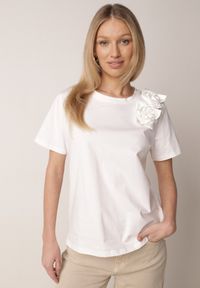 Born2be - Biały Klasyczny T-shirt z Bawełny Zdobiony Aplikacją 3D w Kształcie Kwiatów Noebel. Okazja: na co dzień. Kolor: biały. Materiał: bawełna. Wzór: aplikacja, kwiaty. Styl: klasyczny #3