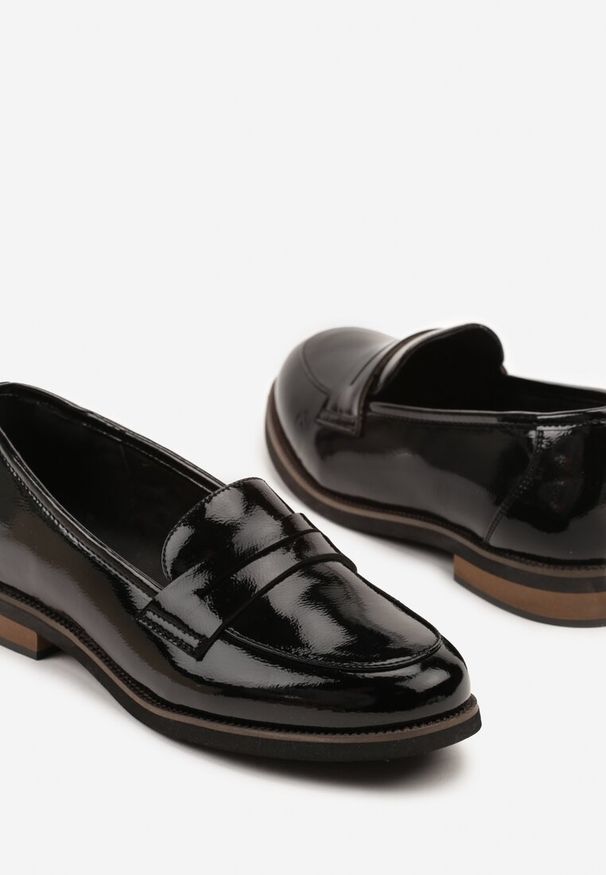Born2be - Czarne Mokasyny z Lakierowanej Skóry Mevevia. Okazja: na co dzień. Kolor: czarny. Materiał: lakier, skóra. Obcas: na obcasie. Styl: klasyczny, elegancki, casual. Wysokość obcasa: niski