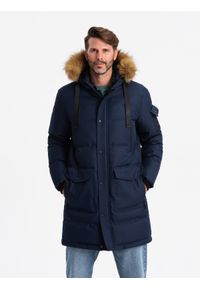 Ombre Clothing - Długa ciepła kurtka męska z kapturem typu parka – granatowa V1 OM-JALJ-0182 - XXL. Typ kołnierza: kaptur. Kolor: niebieski. Materiał: poliester, syntetyk, materiał, tkanina, futro. Długość: długie. Wzór: ze splotem, aplikacja, paski. Styl: elegancki #2