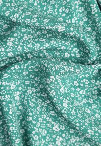 Renee - Zielona Kwiecista Sukienka Hiszpanka z Bawełny z Gumką w Pasie Nevima. Okazja: na co dzień. Typ kołnierza: dekolt hiszpanka. Kolor: zielony. Materiał: bawełna. Sezon: lato. Styl: casual. Długość: mini #4