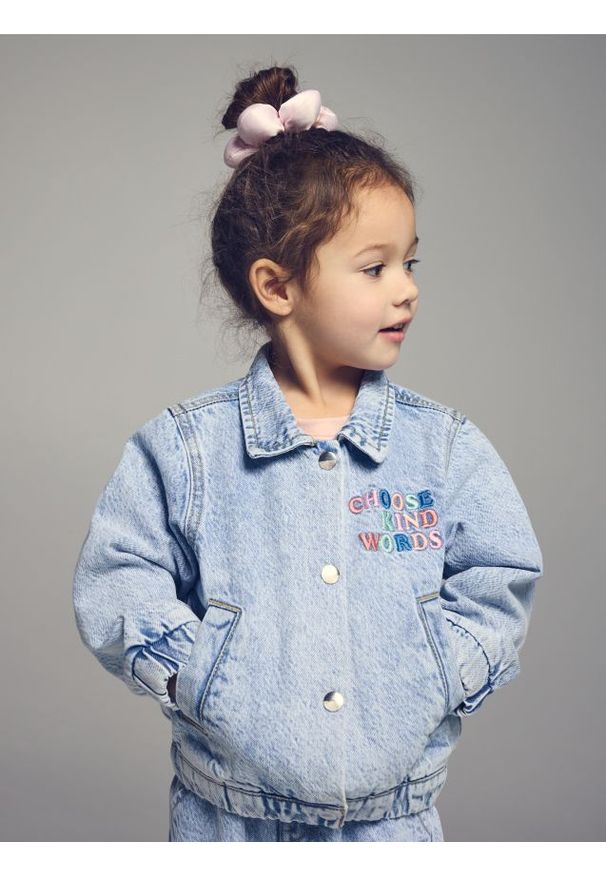 Reserved - Jeansowa kurtka z haftem - niebieski. Kolor: niebieski. Materiał: jeans. Wzór: haft