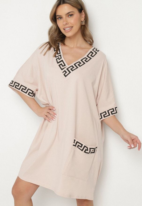 Born2be - Różowa Bawełniana Sukienka o Pudełkowym Kroju z Dekoltem w Serek Amosa. Okazja: na co dzień. Typ kołnierza: dekolt w serek. Kolekcja: plus size. Kolor: różowy. Wzór: aplikacja, geometria. Typ sukienki: dla puszystych. Materiał: bawełna. Długość rękawa: krótki rękaw. Sezon: wiosna, lato. Styl: casual, elegancki