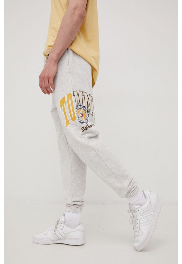 Tommy Jeans spodnie dresowe bawełniane DM0DM12949.PPYY męskie kolor szary z nadrukiem. Kolor: szary. Materiał: bawełna, dresówka. Wzór: nadruk