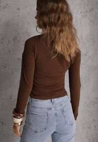 Renee - Brązowa Marszczona Bluzka z Wiskozą i Bawełną Trihal. Okazja: na co dzień. Kolor: brązowy. Materiał: wiskoza, bawełna. Styl: casual #2