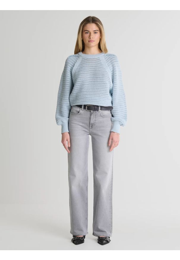 Big-Star - Sweter damski o ażurowym splocie błękitny Funia 400. Kolor: niebieski. Materiał: jeans. Długość rękawa: raglanowy rękaw. Wzór: ażurowy, ze splotem. Sezon: wiosna. Styl: klasyczny, elegancki