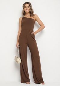 Born2be - Brązowy Asymetryczny Kombinezon na Jedno Ramię z Kieszeniami Efriele. Okazja: na randkę, na co dzień. Kolor: brązowy. Styl: casual #1