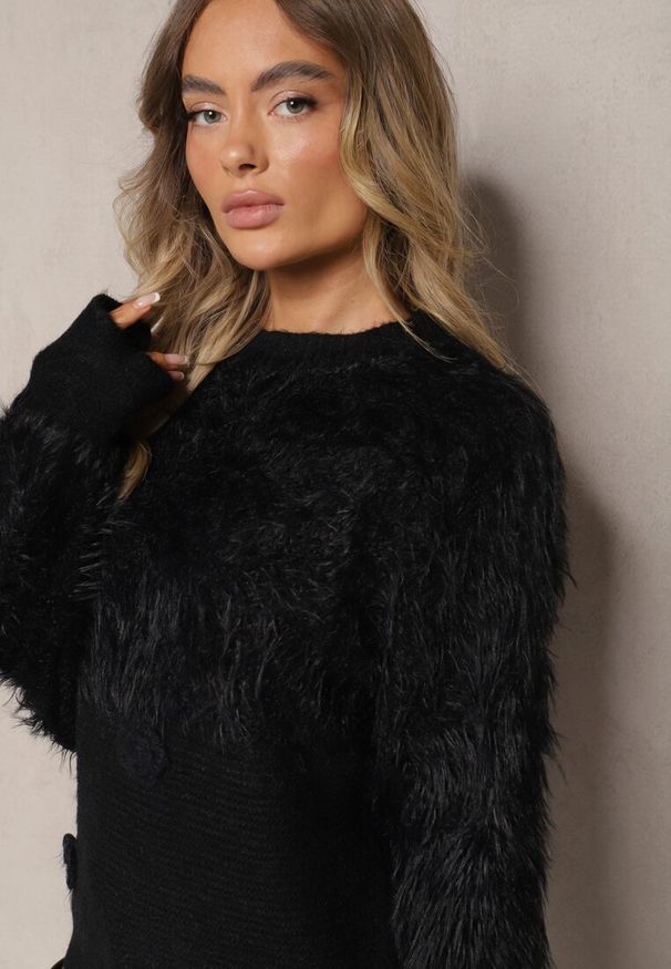 Renee - Czarny Puchaty Sweter Udekorowany Aplikacjami Kwiatowymi Arrmeva. Okazja: na spacer. Kolor: czarny. Materiał: jeans, puch. Długość rękawa: długi rękaw. Długość: długie. Wzór: aplikacja, kwiaty. Styl: elegancki