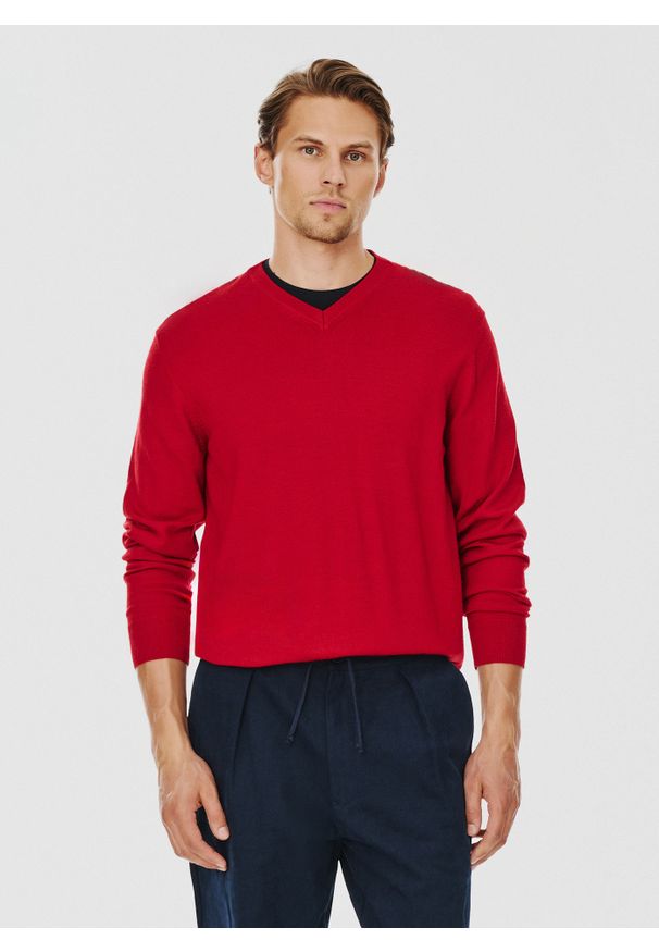 Pako Lorente - PAKO LORENTE – Czerwony męski sweter w serek. Typ kołnierza: dekolt w serek. Kolor: czerwony, niebieski. Materiał: wełna. Sezon: jesień