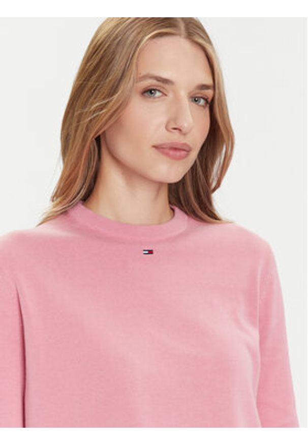 Tommy Jeans Sweter Essential DW0DW20159 Różowy Regular Fit. Kolor: różowy. Materiał: bawełna