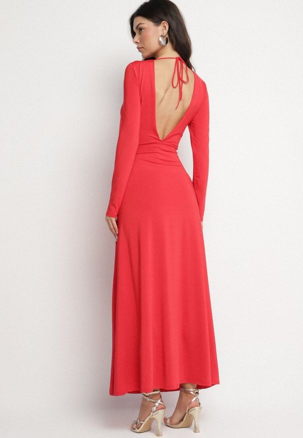 Born2be - Czerwona Rozkloszowana Sukienka z Wiskozą z Odkrytymi Plecami i Wiązaniem Irellisa. Okazja: na co dzień. Kolor: czerwony. Materiał: wiskoza. Styl: elegancki, casual