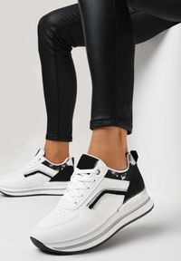 Born2be - Biało-Czarne Sznurowane Sneakersy na Płaskiej Podeszwie Zdobione Brokatem Gerine. Kolor: biały. Materiał: materiał. Wzór: aplikacja. Obcas: na płaskiej podeszwie #1