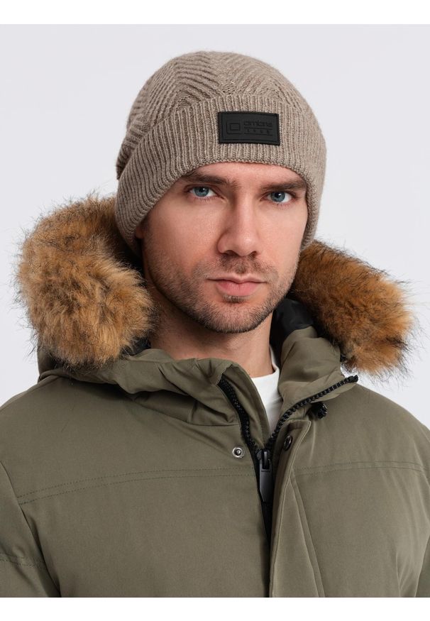 Ombre Clothing - Dzianinowa czapka męska o sweterkowym splocie z naszywką – popielata V6. Kolor: szary. Materiał: dzianina. Wzór: aplikacja, ze splotem. Styl: casual, klasyczny