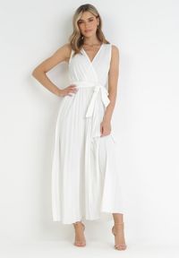 Born2be - Biała Plisowana Sukienka Maxi z Gumką w Pasie i Materiałowym Paskiem Biak. Okazja: na ślub cywilny, na wesele, na imprezę. Typ kołnierza: dekolt kopertowy. Kolor: biały. Materiał: materiał. Sezon: lato. Typ sukienki: kopertowe. Styl: elegancki, klasyczny. Długość: maxi #5