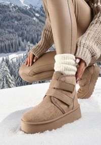 Born2be - Ciemnobeżowe Śniegowce na Grubej Podeszwie Zapinane na Rzepy Tarorelle. Okazja: na co dzień. Zapięcie: rzepy. Kolor: beżowy. Sezon: zima. Styl: casual, elegancki #1