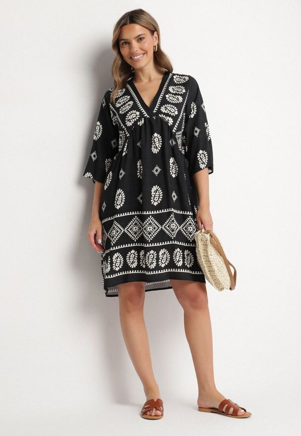 Born2be - Granatowa Wiskozowa Sukienka ze Wzorem Boho Frisana. Okazja: na co dzień. Typ kołnierza: dekolt w kształcie V. Kolor: niebieski. Materiał: wiskoza. Styl: boho