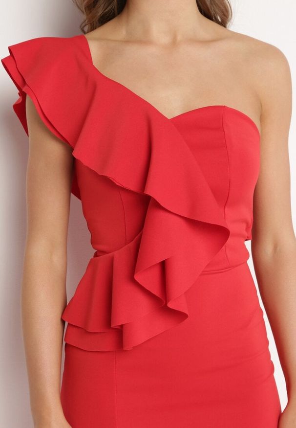 Born2be - Czerwona Koktajlowa Sukienka Bodycon na Jedno Ramię Ozdobiona Falbanką Uvalia. Okazja: na imprezę. Kolor: czerwony. Materiał: dzianina. Wzór: aplikacja. Typ sukienki: bodycon. Styl: wizytowy