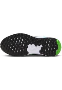 Buty do biegania dla dzieci Nike Revolution 7. Zapięcie: sznurówki. Kolor: czarny, zielony, biały, wielokolorowy. Materiał: syntetyk, tkanina, materiał. Szerokość cholewki: normalna. Model: Nike Revolution. Sport: bieganie