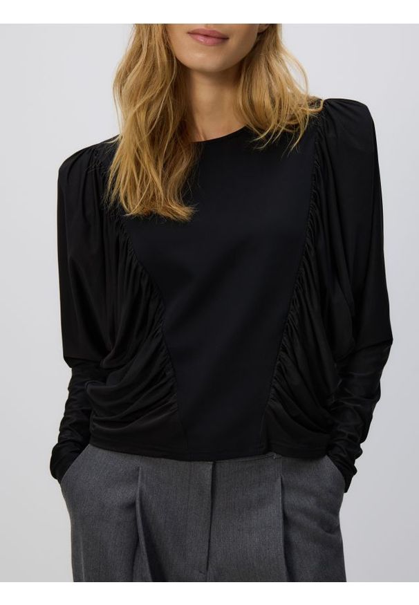 Reserved - Bluzka z poduszkami na ramionach - czarny. Kolor: czarny. Materiał: tkanina