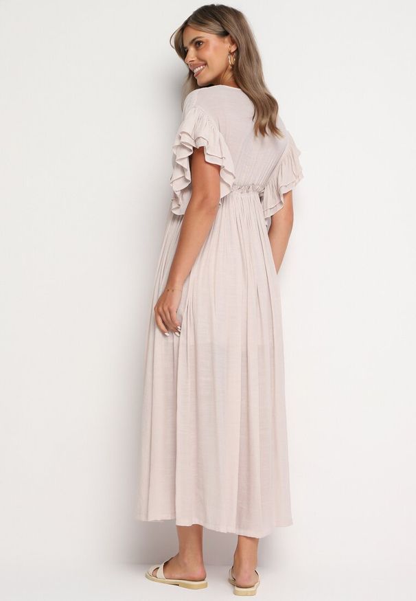 Born2be - Beżowa Taliowana Sukienka z Bawełny Ozdobiona Falbanami przy Rękawach i Gumką w Talii Rivasie. Typ kołnierza: dekolt w kształcie V. Kolor: beżowy. Materiał: bawełna. Długość rękawa: krótki rękaw. Wzór: aplikacja. Sezon: lato