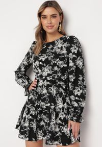 Born2be - Czarna Rozkloszowana Sukienka o Kwiatowym Wzorze z Falbanką i Gumką w Talii Sarasila. Kolor: czarny. Wzór: kwiaty #1