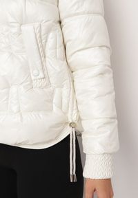 Born2be - Biała Pikowana Kurtka z Odpinanym Kapturem Wydłużonym Tyłem i Ściągaczami Zinonia. Okazja: na co dzień. Kolor: biały. Materiał: wełna, skóra, jeans. Sezon: zima, jesień. Styl: casual, elegancki #3