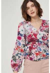 medicine - Medicine Bluzka damska kolor różowy w kwiaty. Okazja: na co dzień. Kolor: różowy. Materiał: tkanina. Długość rękawa: długi rękaw. Długość: długie. Wzór: kwiaty. Styl: casual #5