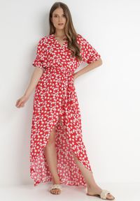 Born2be - Czerwona Sukienka Achanie. Typ kołnierza: dekolt w serek. Kolor: czerwony. Materiał: wiskoza, materiał. Długość rękawa: krótki rękaw. Typ sukienki: asymetryczne, kopertowe. Długość: maxi #1