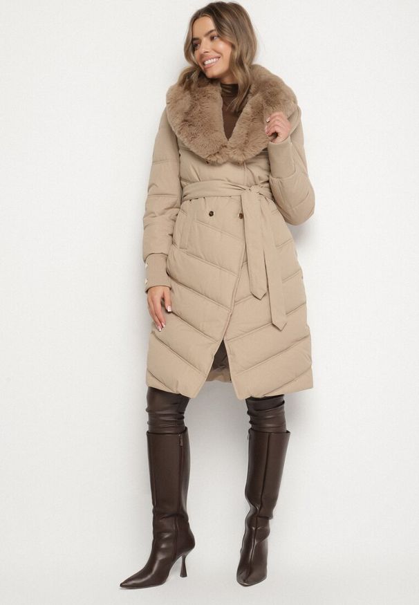 Born2be - Beżowa Elegancka Kurtka z Pikowanymi Przeszyciami i Futrzanym Kołnierzem Gallea. Okazja: na spacer, na co dzień. Kolor: beżowy. Materiał: futro. Sezon: zima. Styl: elegancki