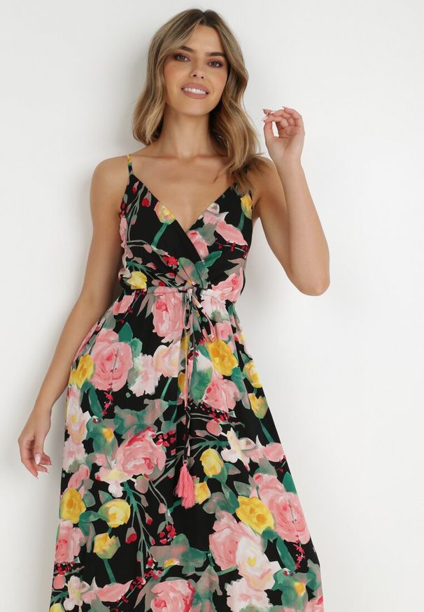 Born2be - Czarna Sukienka Caeede. Kolor: czarny. Długość rękawa: na ramiączkach. Wzór: aplikacja, kolorowy. Sezon: lato. Typ sukienki: kopertowe. Styl: wizytowy. Długość: maxi