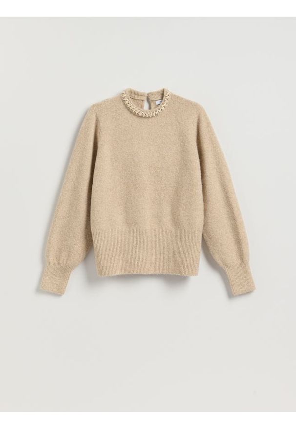Reserved - Sweter z aplikacją - beżowy. Kolor: beżowy. Materiał: wełna, dzianina. Wzór: aplikacja