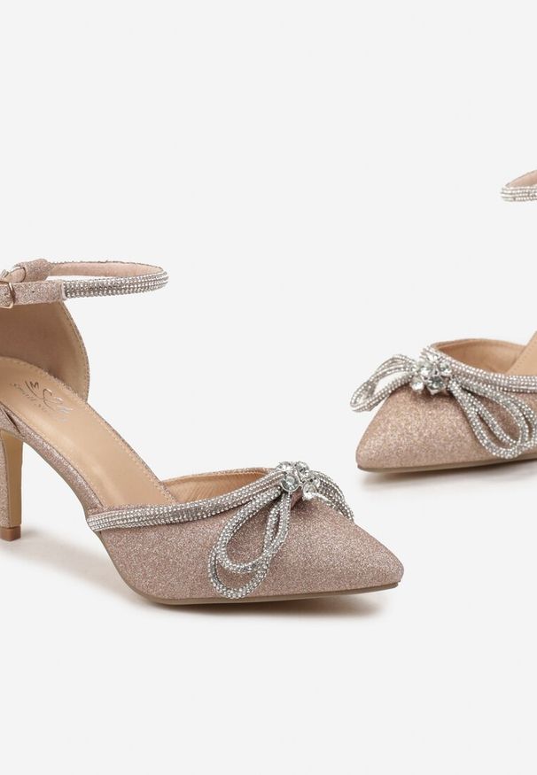 Born2be - Szampańskie Eleganckie Szpilki z Kokardą z Cyrkonii Lelomia. Zapięcie: sprzączka. Kolor: złoty. Obcas: na szpilce. Styl: elegancki