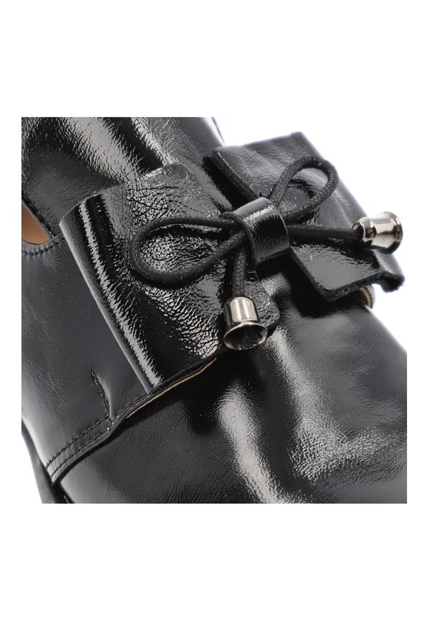 Czarne Półbuty Armodo Lakierowane Stylowe Obuwie Damskie. Okazja: do pracy. Kolor: czarny. Materiał: lakier. Wzór: geometria. Obcas: na obcasie. Styl: elegancki. Wysokość obcasa: średni