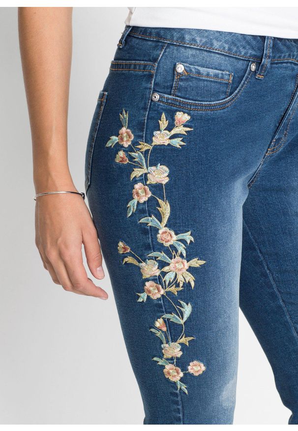 bonprix - Jeansy skinny, średni stan, cropped. Kolor: niebieski. Wzór: kwiaty, haft